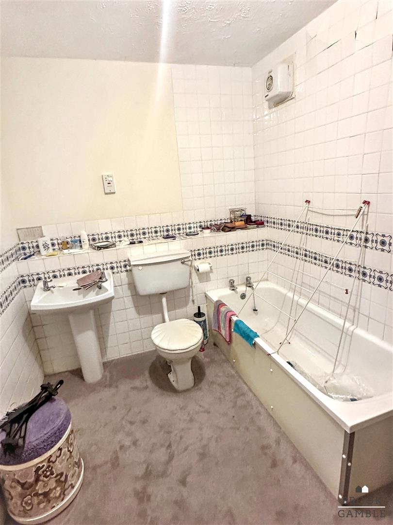 3 Bedroom Flat. St. Johns Road in Eastbourne,  18